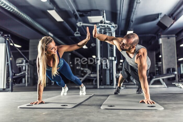 Fotobehang Een paar atleten trainen in een fitnessclub
