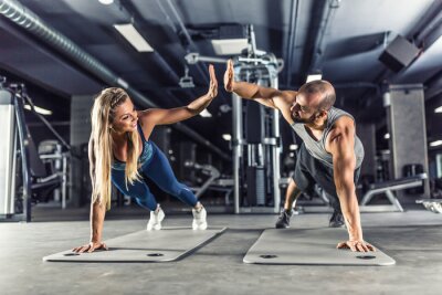 Fotobehang Een paar atleten trainen in een fitnessclub