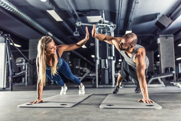 Fotobehang Een paar atleten trainen in een fitnessclub