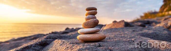 Fotobehang Een piramide van stenen aan de kust bij zonsondergang