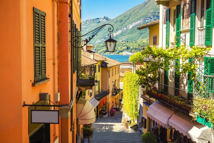 Fotobehang Een pittoresk en kleurrijk straatje in de oude stad van Bellagio, Italië