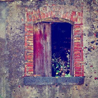 Fotobehang Een raam in een vervallen gebouw