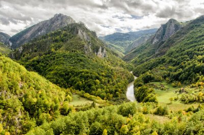 Fotobehang Een rivier die tussen de bergen stroomt