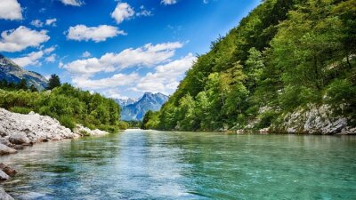 Fotobehang Een rivier in de bergen met een panoramisch uitzicht op het berglandschap