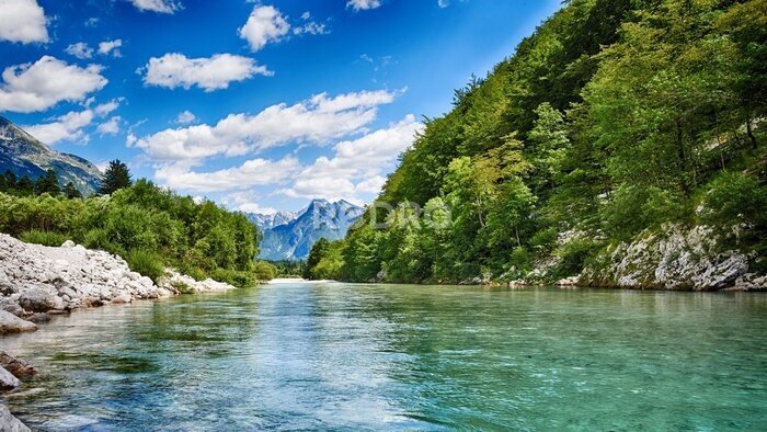 Fotobehang Een rivier in de bergen met een panoramisch uitzicht op het berglandschap
