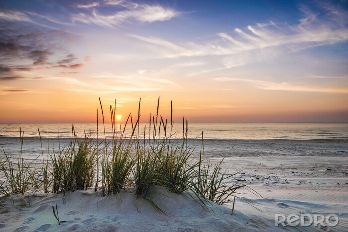 Fotobehang Een schilderachtige zonsondergang boven de zee