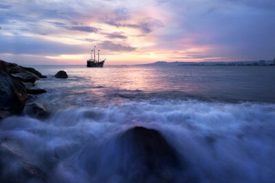 Een schip in een kalme oceaan