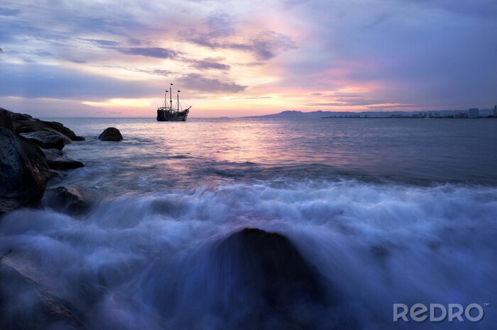 Fotobehang Een schip in een kalme oceaan