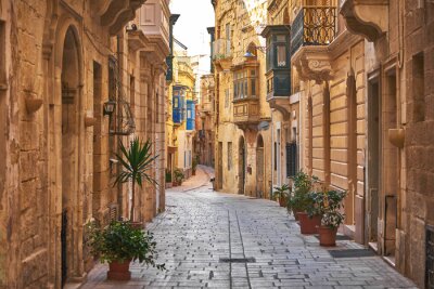 Fotobehang Een sfeervolle straat in Birgu, Malta