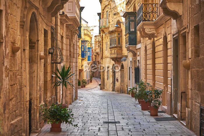 Fotobehang Een sfeervolle straat in Birgu, Malta