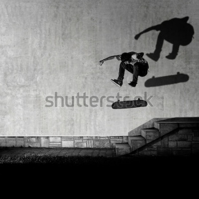 Fotobehang Een skateboarder die een trick over de trap uitvoert