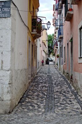 Fotobehang Een smal straatje in Lissabon