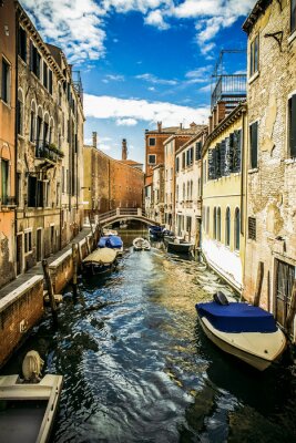 Fotobehang Een smalle kanaal in Venetië