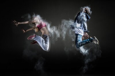 Fotobehang Een stel dat danst met gekleurde poeders