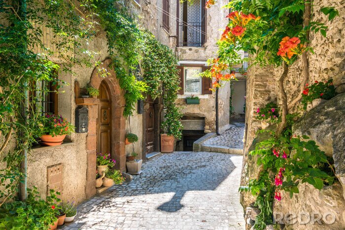 Fotobehang Een straat met planten in Italië