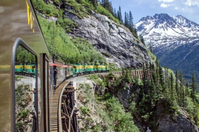 Fotobehang Een trein die langs de kliffen in Alaska rijdt