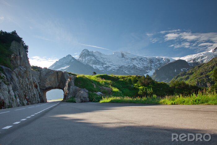 Fotobehang Een tunnel in de rotsen