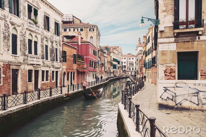Fotobehang Een typisch kanaal in Venetië