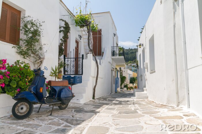 Fotobehang Een typische kleine straat in een Griekenland