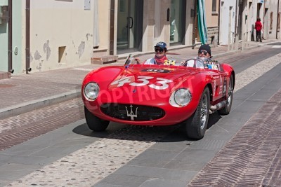 Fotobehang een vintage raceauto Maserati 150S (1955) in een klassieke auto rally Mille Miglia 2012, re-enactment van de oude Italiaanse ras (1927-1957) op 18 mei 2012 in Gatteo (FC) Italië