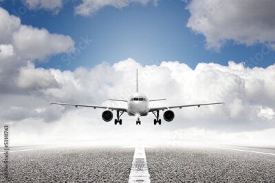 Fotobehang Een vliegtuig dat opstijgt vanaf de landingsbaan met wolken op de achtergrond