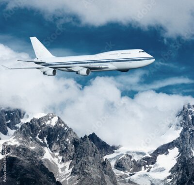 Fotobehang Een vliegtuig dat over besneeuwde bergen vliegt