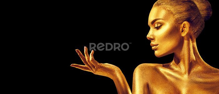 Fotobehang Een vrouw beschilderd met goudverf