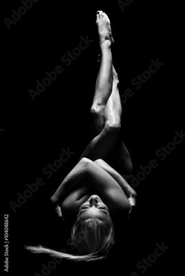 Fotobehang Een vrouw in een liggende houding op een monochrome foto