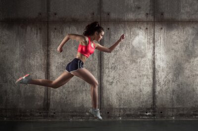 Fotobehang Een vrouw in sportkleding rent
