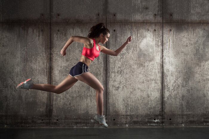 Fotobehang Een vrouw in sportkleding rent