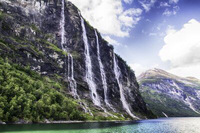 Fotobehang Een waterval stroomt door een fjord