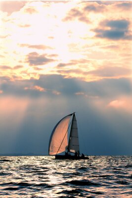 Fotobehang Eenzame zeilboot bij zonsondergang