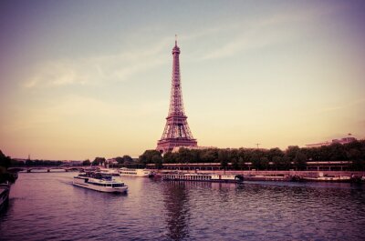 Fotobehang Eiffeltoren met boten in de avond Parijs, Frankrijk