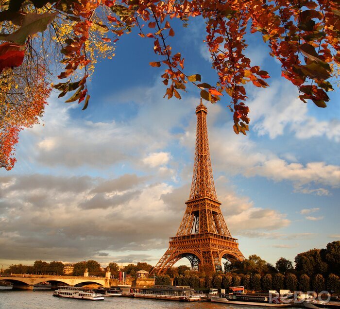 Fotobehang Eiffeltoren met herfstbladeren in Parijs, Frankrijk