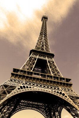 Fotobehang Eiffeltoren op de achtergrond van violette hemel