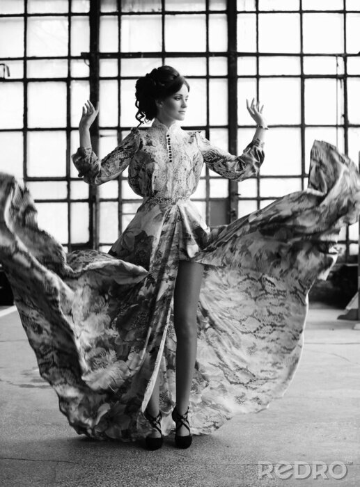 Fotobehang Elegante dansende vrouw