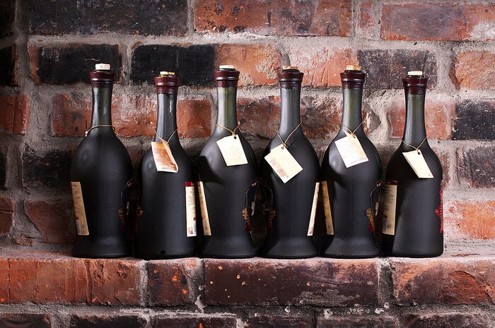 Fotobehang Elegante wijnflessen