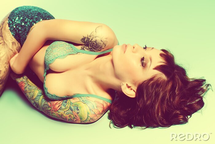 Fotobehang Erotische vrouw met tatoeages