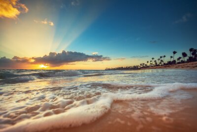 Fotobehang Exotisch strand in de Dominicaanse Republiek bij zonsondergang