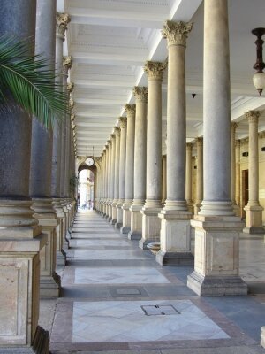 Fotobehang Exotische ruimtelijke colonnade