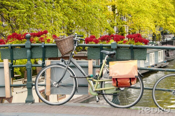 Fotobehang Fiets en bloemen op de brug in Amsterdam