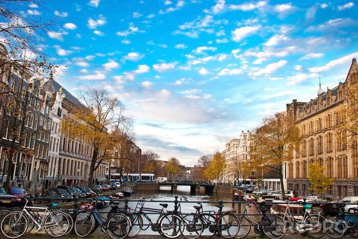 Fotobehang Fietsen op de brug in Amsterdam
