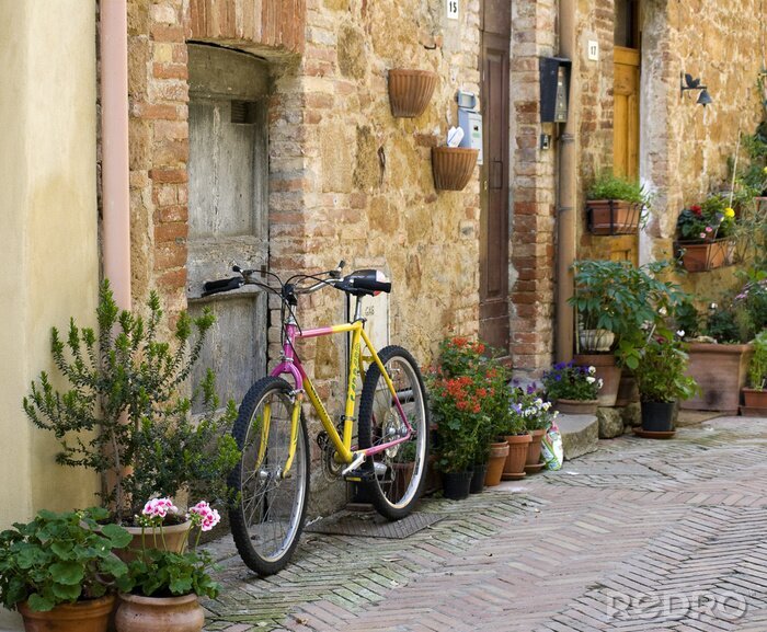 Fotobehang Fietsenrekken op straat in het centrum van Pienza