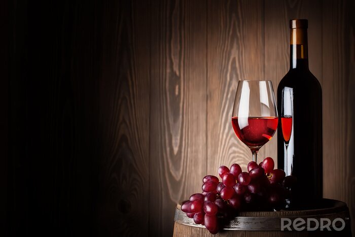Fotobehang Fles en glas rode wijn met druiven
