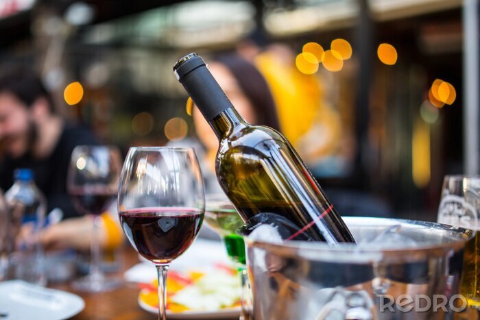 Fotobehang Fles wijn en glas in een restaurant