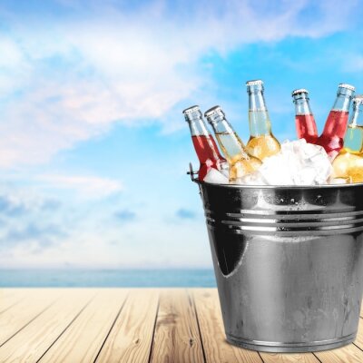 Fotobehang Flessen drank gekoeld