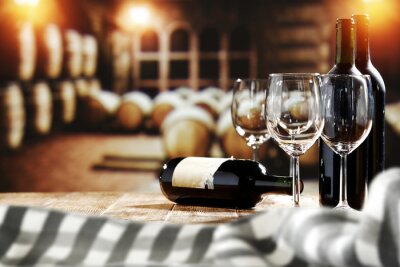 Fotobehang Flessen wijn en glazen in de wijngaard