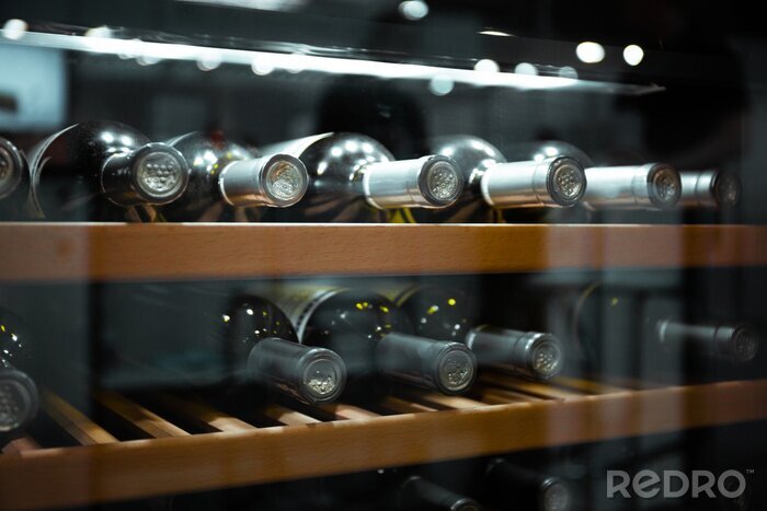Fotobehang Flessen wijn in de koelkast