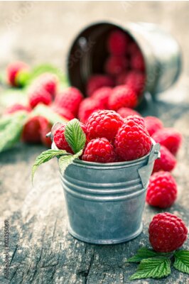 Fotobehang Frambozen in een klein emmertje