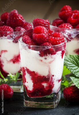 Fotobehang Frambozendessert met muntblaadjes